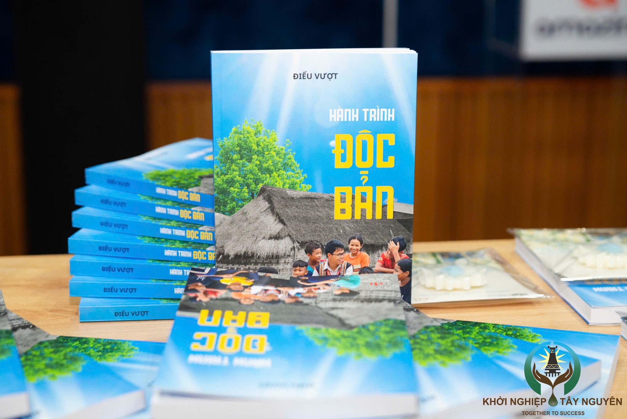 Quyển sách "Hành trình độc bản" của tác giả Điểu Vượt